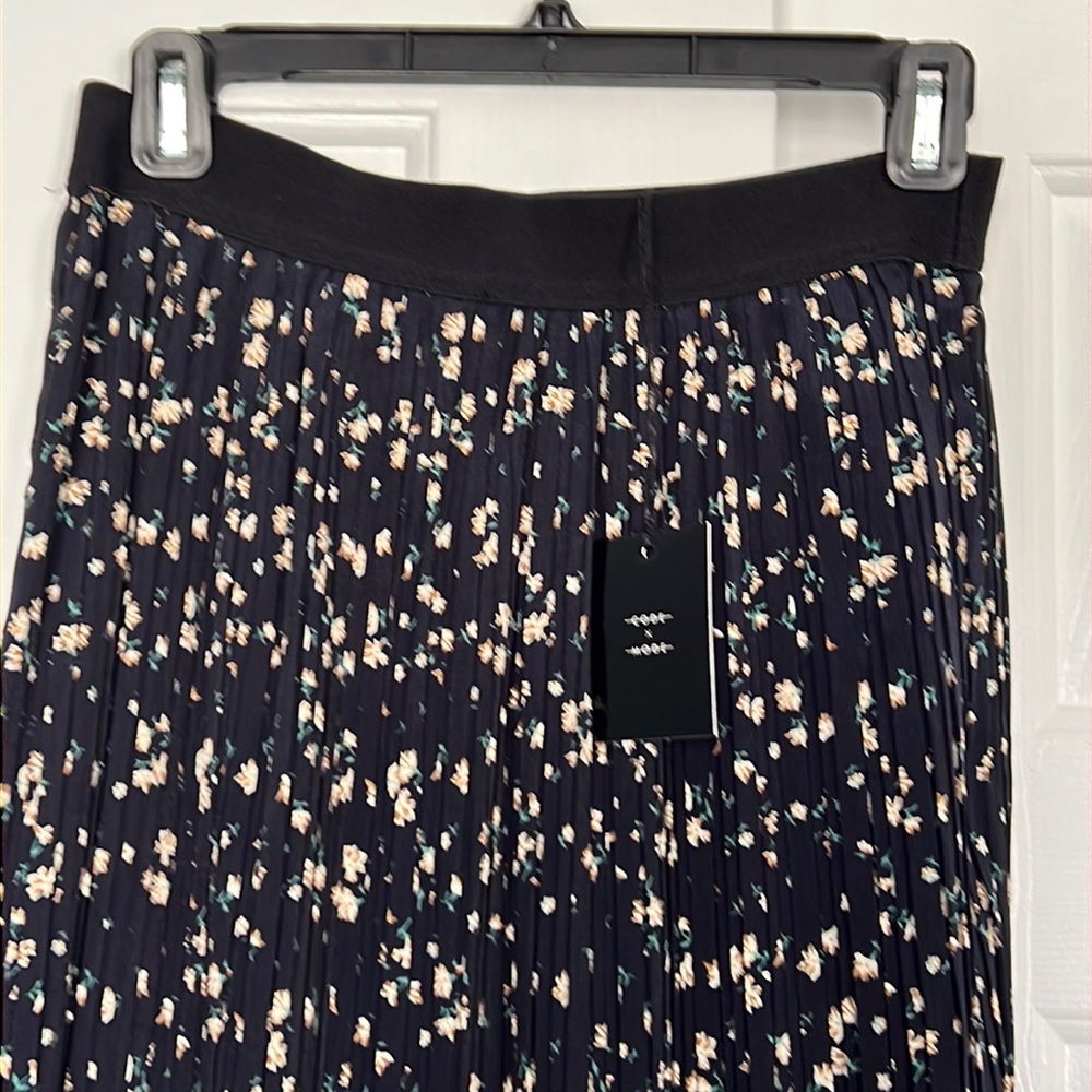 Code x Mode Women's floral midi skirt; size M; NWT